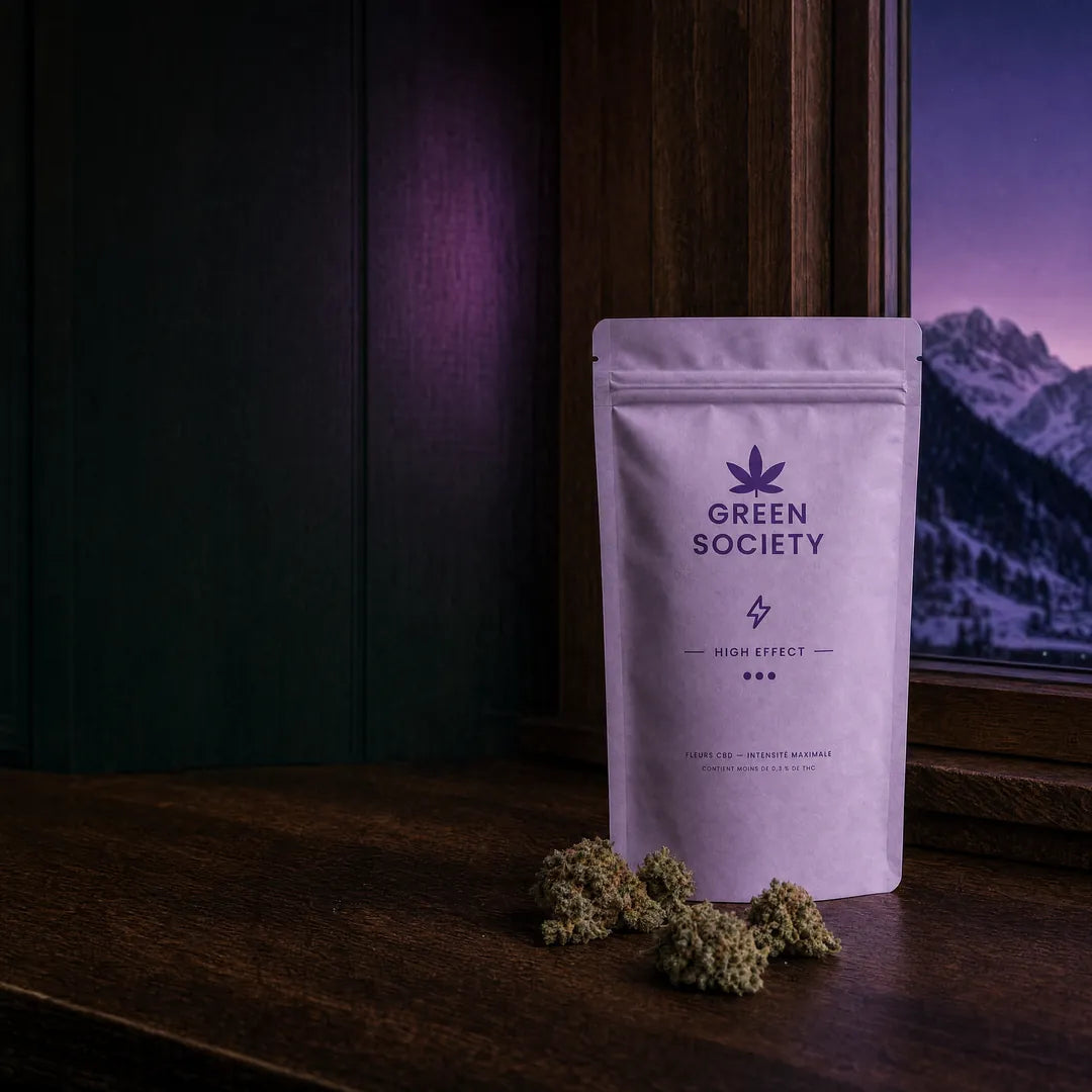 Pochon High Effect Green Society et fleurs sur le comptoir de la boutique, le soir