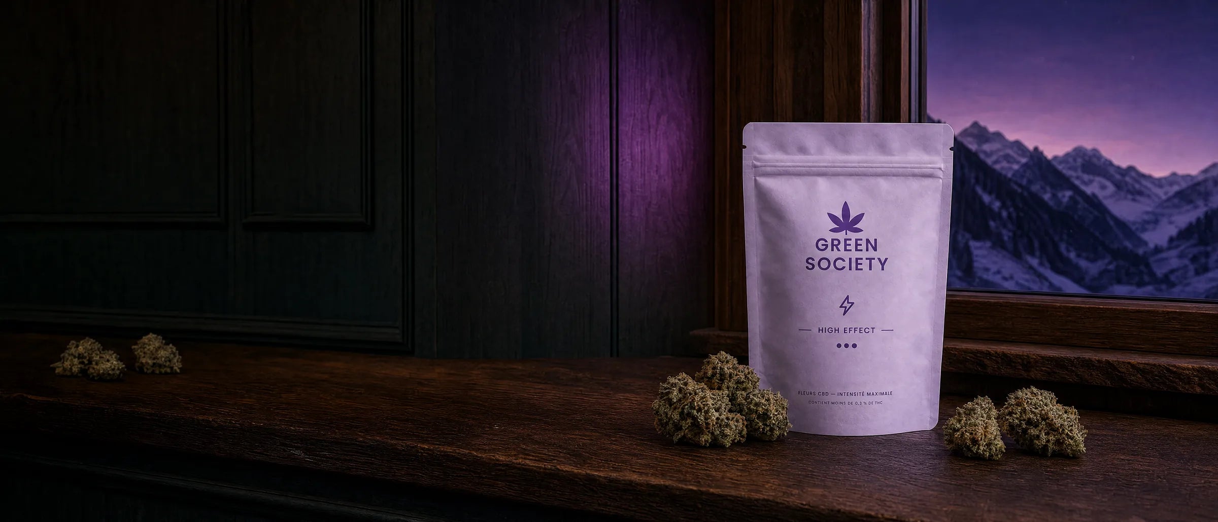 Pochon High Effect Green Society et fleurs sur le comptoir de la boutique, le soir